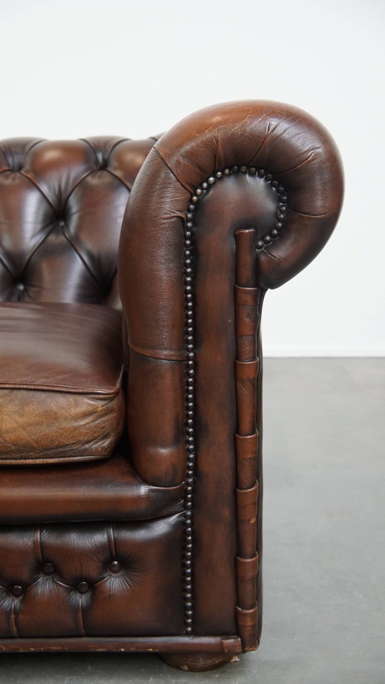 Image 1 of Donkerbruine Engelse rundleren chesterfield fauteuil met siernagels