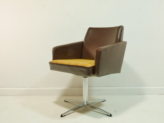 Image 1 of Vintage draaibare fauteuil uit de jaren 70, fauteuil in mid-century stijl, bruin kunstleer, chromen onderstel, retro loungestoel