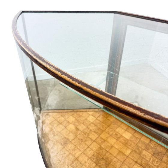 Image 1 of Antieke vitrinekast met gebogen glas – houten displaykast – begin 20e eeuw