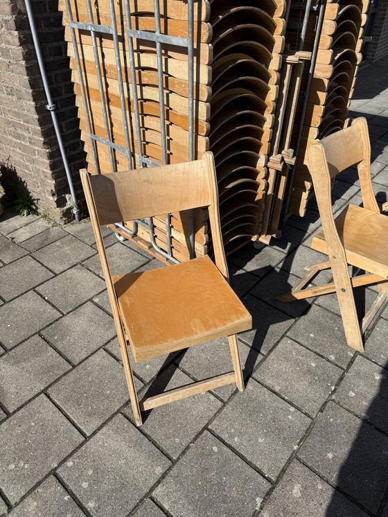 Image 1 of Lotto di 70 sedie pieghevoli vintage in legno massello degli anni '80