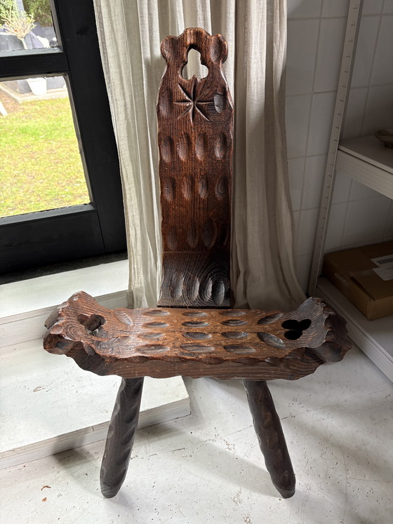 Image 1 of Vintage Spaanse Brutalistische Driepoot Set – Jaren '60 (2 Stoelen + Tafel)