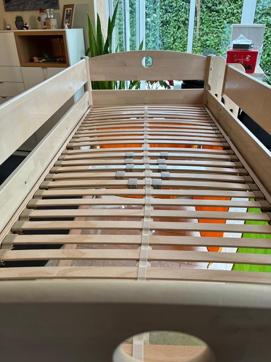 Image 1 of Lit enfant bas (haut) en bois de hêtre naturel, avec escalier et rideaux colorés