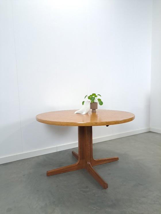 Image 1 of Tavolo da pranzo rotondo ovale allungabile in rovere