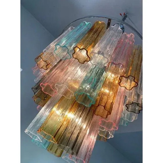 Image 1 of Coppia scultorea di lampadari contemporanei in vetro di Murano multicolore a forma di baule.