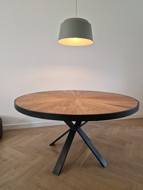 Image 1 of Icône de boussole pour table ronde de 140 cm en bois de chêne