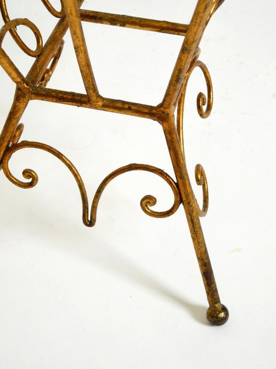 Image 1 of Straordinario portariviste e giornali in stile moderno di metà secolo con struttura in metallo dorato.