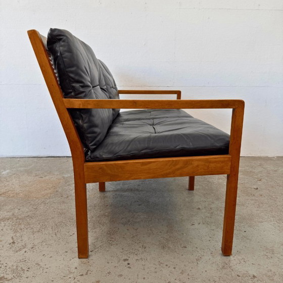 Image 1 of Zweisitzer-Sofa aus der Mitte des Jahrhunderts – Holz, Gurtband – schwarze Lederkissen