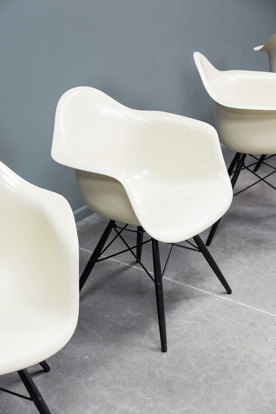 Image 1 of Chaise Eames DAW, 5x