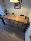 Mesa de comedor industrial de madera maciza.
