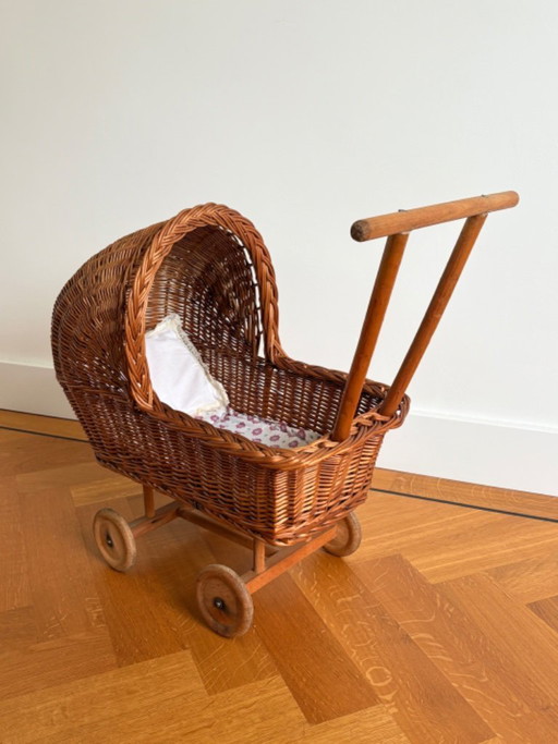 Vintage retro schattige oude rieten poppenwagen uit de jaren 60/70