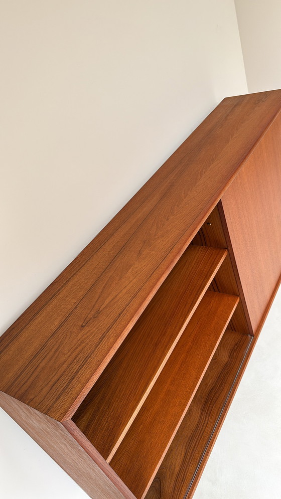 Image 1 of Buffet vintage en bois avec porte coulissante