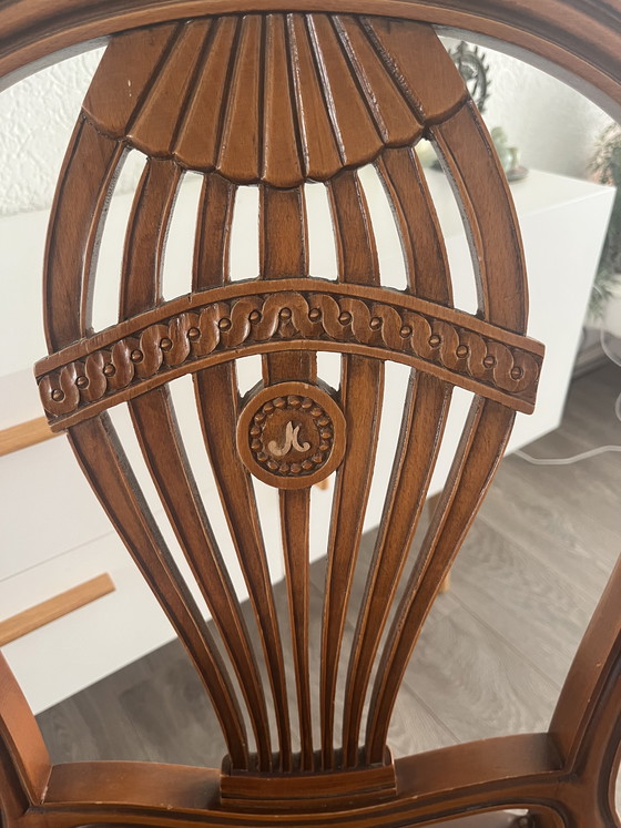 Image 1 of Fauteuil élégant à dossier en forme de bouclier de style Hepplewhite avec de magnifiques sculptures sur bois