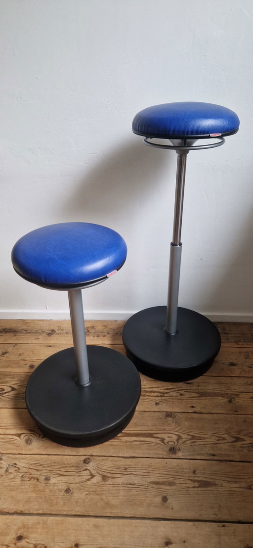 2 taburetes ergonómicos Haworth Comforto para sentarse y pararse