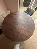 Mesa de comedor redonda de madera de nogal
