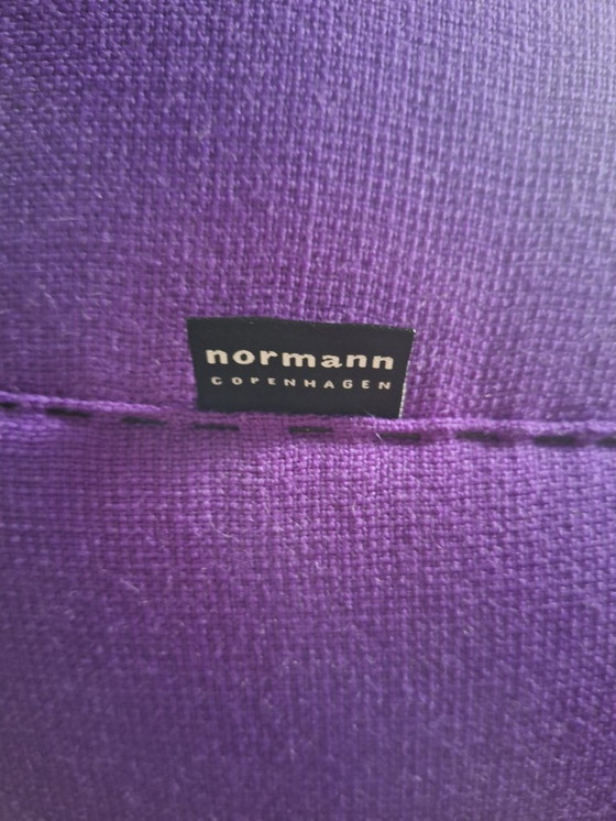 Image 1 of Fauteuil bas Normann Copenhagen – Tissu Main Line, violet, pieds en chêne