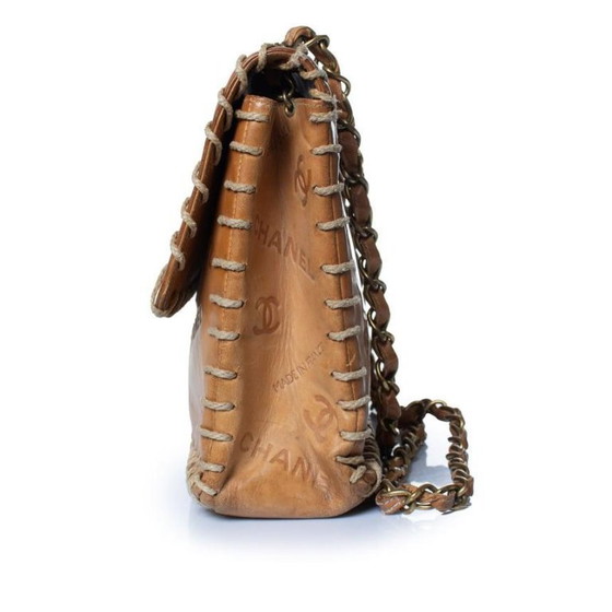 Image 1 of Bolso Chanel XL de piel marrón repujada con solapa y cadena.
