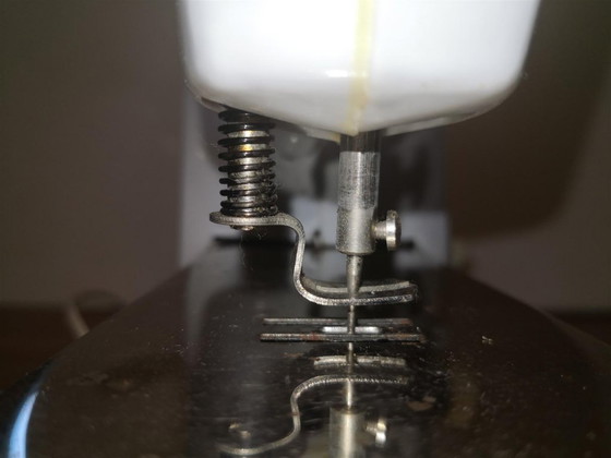 Zeldzame antieke speelgoednaaimachine Ma Cousette / Retro vintage jaren 60 – Ma Couestte (photo 5 of 16)