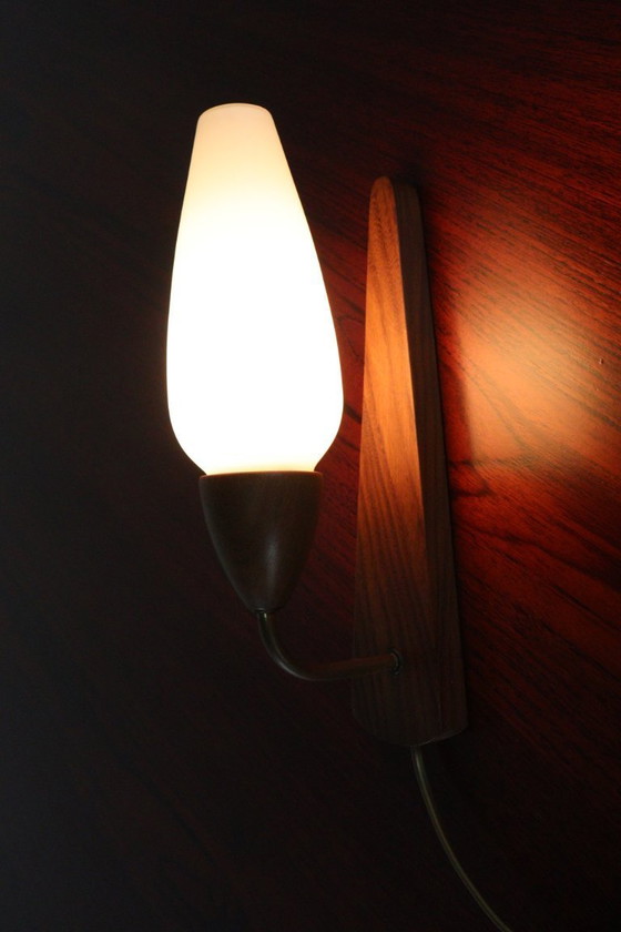 Image 1 of Lampada da parete vintage in teak con paralume in vetro smerigliato