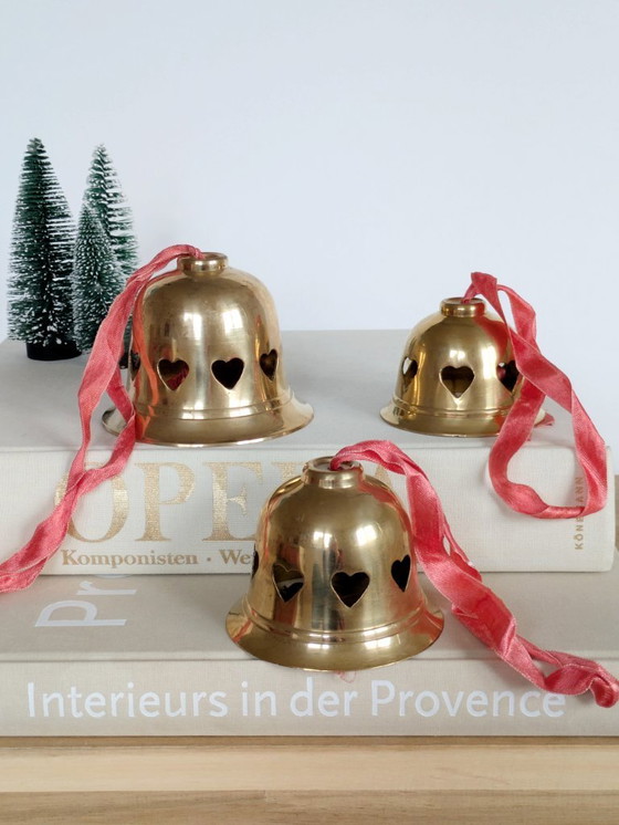 Image 1 of Set di 3 campanellini vintage in ottone scandinavi | Design a forma di cuore, decorazioni natalizie anni '80