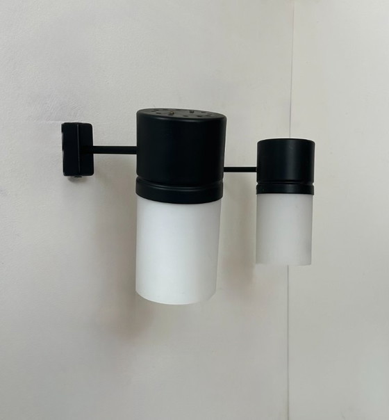 Image 1 of Coppia di applique vintage regolabili, metallo nero opaco e vetro opalino, Francia, 1950