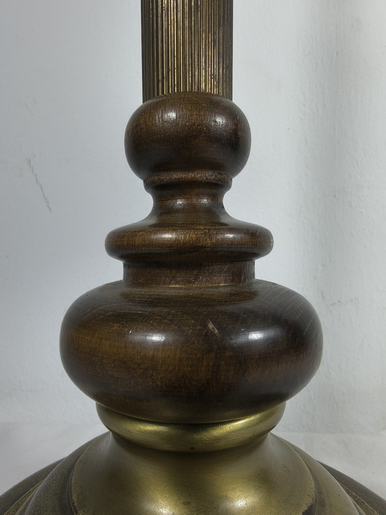 Image 1 of Lampada da tavolo vintage in ottone con paralume in vetro opalino e braccio decorativo classico