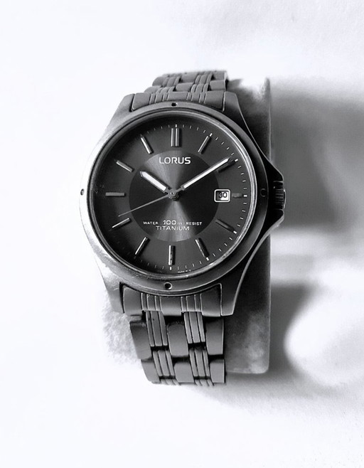 Reloj Lorus Titanium para hombre: ligero, resistente e impermeable.