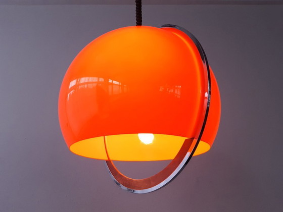 Image 1 of Oranje plexiglazen vintage hanglamp met trekpendel en handvat van chroom en hout, 70s lamp