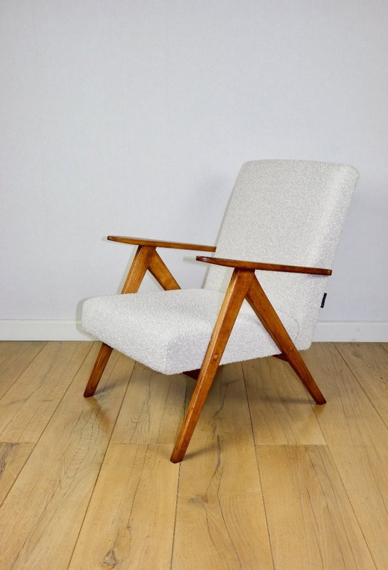 Image 1 of Fauteuil vintage B-310 VAR blanc structure bouclé années 1970 - bois couleur hêtre