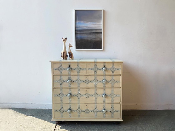 Image 1 of 19e-eeuwse handgeschilderde twee boven drie ladenkast