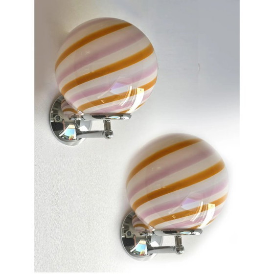 Image 1 of Set van twee moderne amberkleurige en roze "staafvormige" wandlampen van Murano-glas.
