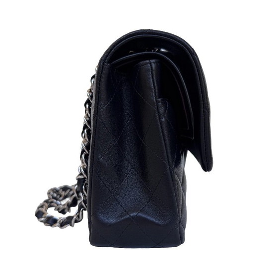 Chanel Classic Flap Medium – Crossbody bags, Lambskin (photo 8 of 17)