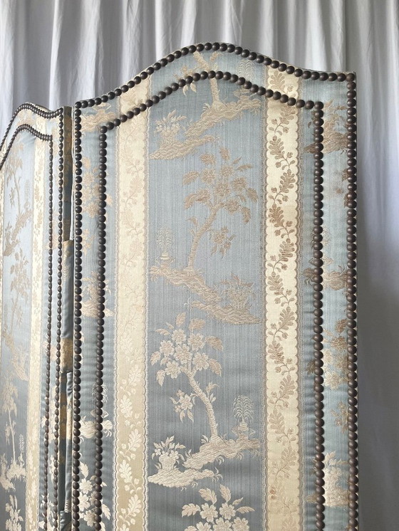 Image 1 of Biombo antiguo de estilo chinoiserie, principios del siglo XX, realizado en seda damasco.