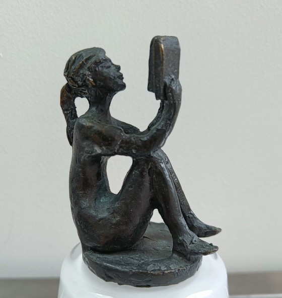 Image 1 of Una scultura che legge la ragazza - Corry Ammerlaan - van Niekerk.