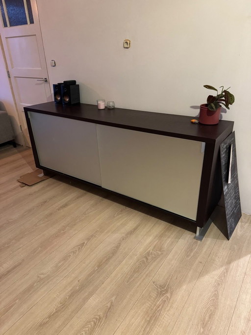 Buffet bas Molteni en chêne avec portes coulissantes en verre