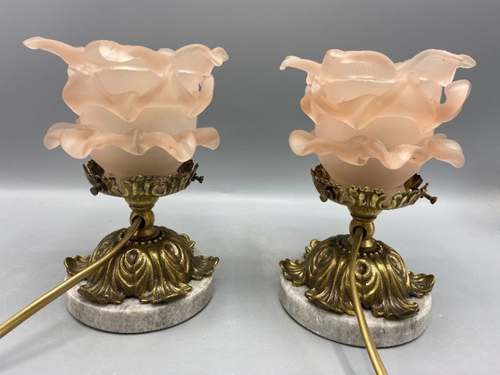Image 1 of 2 Art Nouveau Tafellampen • Roze Gefrost Glas Bloemenkap • Messing & Marmer Voet