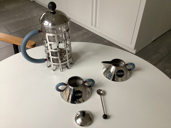Image 1 of Set Alessi: caffettiera, zuccheriera e lattiera in acciaio inossidabile. Design di Michael Graves.