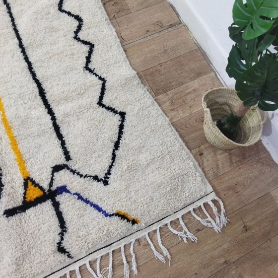 Image 1 of Minimal Line Berber Rug – Handgemaakt Marokkaans Tapijt met Grafische Lijnen (256 × 146 cm)