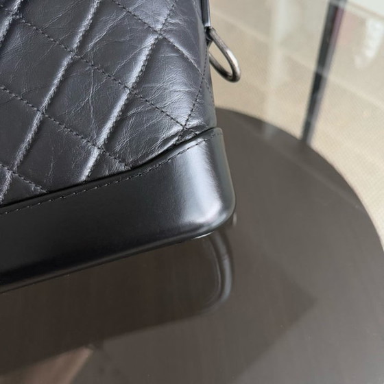 Image 1 of Sac hobo Chanel Gabrielle petit modèle - Cuir de veau matelassé noir, finitions dorées