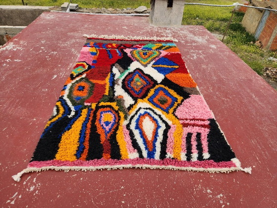 Image 1 of Kleurrijk Beni M’Guild tapijt 250x150 cm – Handgemaakt Marokkaans wollen tapijt – Abstract Berber kunstontwerp