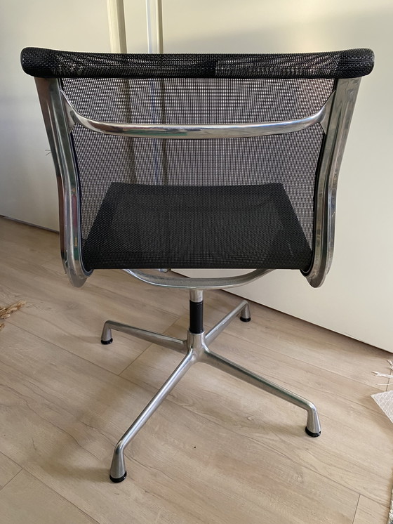 Image 1 of Sedia da ufficio Vitra Eames Aluminium EA 101 in rete nera