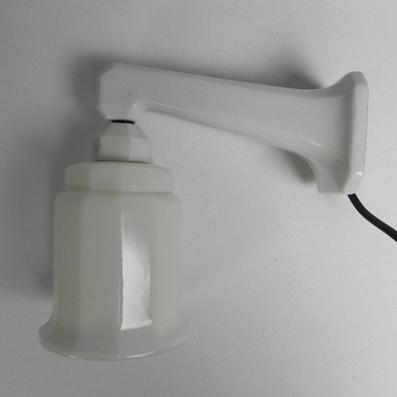 Image 1 of Porseleinen Art Deco wandlamp met opaline kap, jaren 30