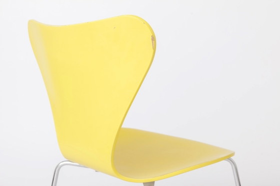 Chaise Arne Jacobsen Série 7 Modèle 3107 | Chaise de salle à manger jaune Fritz Hansen | Classique du design (photo 6 of 11)