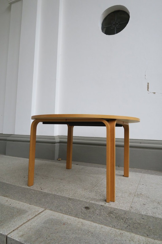 Image 1 of ronde eettafel van Rud Thygesen en Johnny Sorensen voor Magnus Olesen