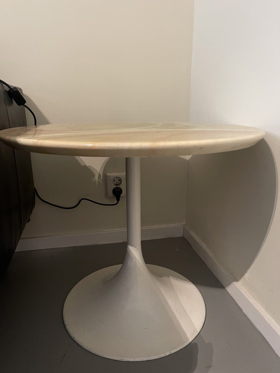 Image 1 of Bijzettafel mit Tulpen und Marmor-Look-Blatt