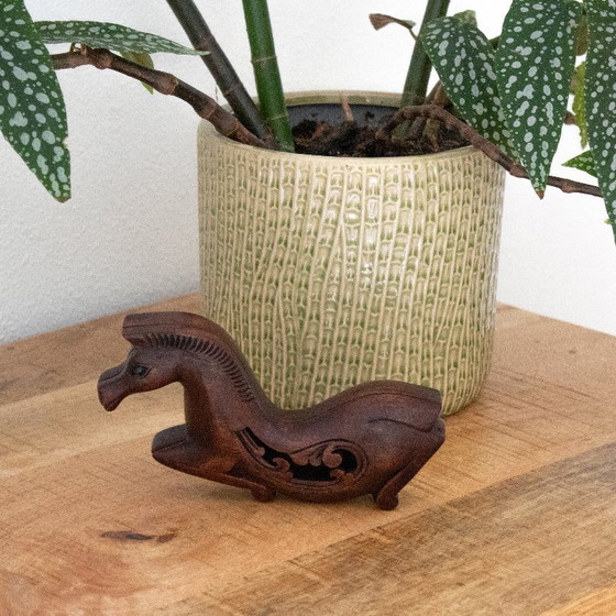 Image 1 of Coffre à chevaux en bois ajouré sculpté à la main