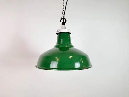 Industriële Britse groene emaille fabriekshanglamp, jaren 60