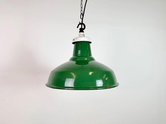 Image 1 of Industriële Britse groene emaille fabriekshanglamp, jaren 60