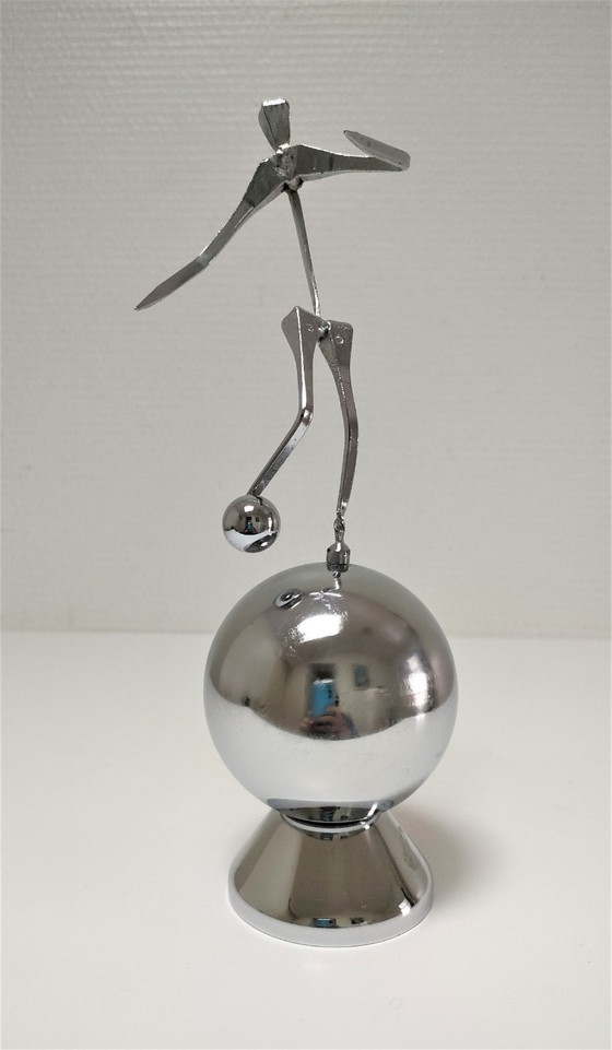 Image 1 of Escultura deportiva de acero con el sello de una corona de orfebre