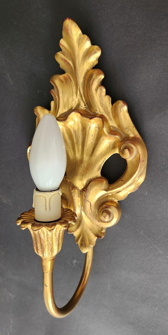 2 Louis XVI Neo-Classical Rocaille Wall Lamps with Gilded Carved Wood Appliqués, Handgeschnitzt, Frankreich (photo 10 of 15)