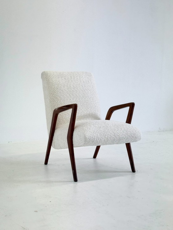 Image 1 of Sillón italiano de mediados de siglo hecho de madera de cerezo con bouclé blanco